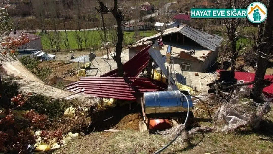 Malatya'da fırtına onlarca ahırın ve evin çatısını uçurdu