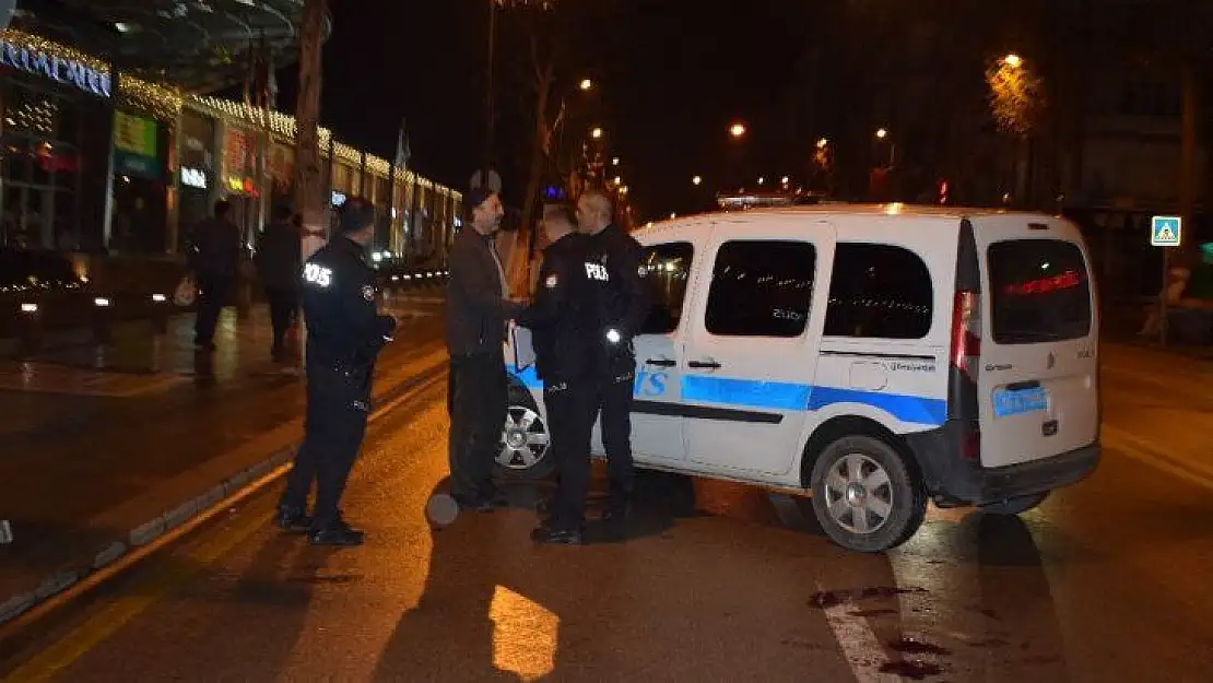 Malatya'da gasp etmek istedikleri şahsı bıçakla yaraladılar