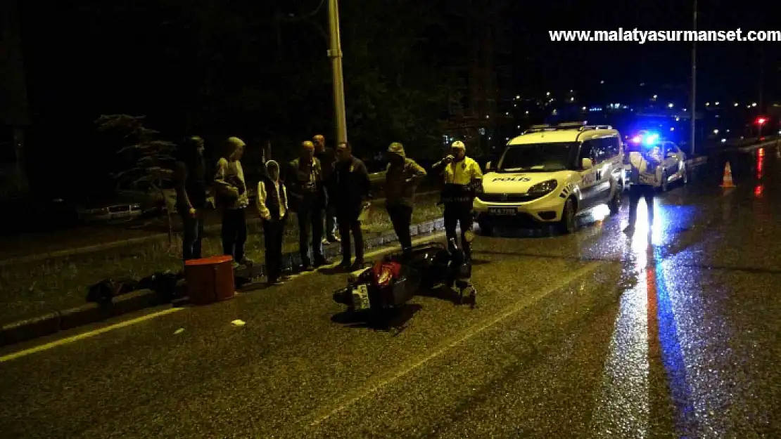 Malatya'da hafif ticari araç motokuryeye çarpıp kaçtı: 2 yaralı