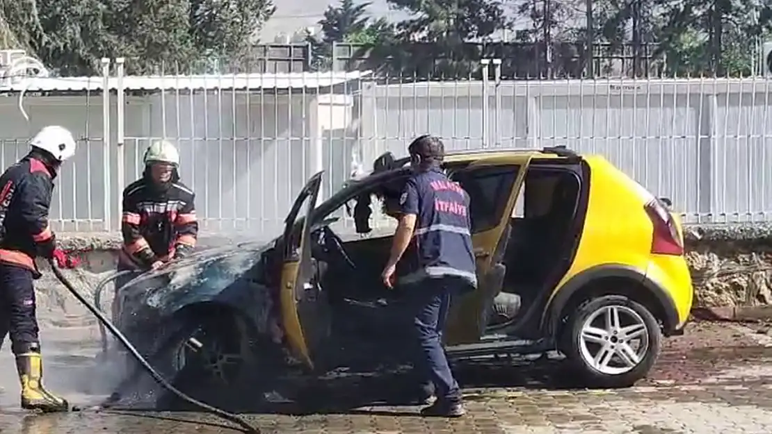 Malatya'da Hareket Halindeki Taksi Bir Anda Yandı!
