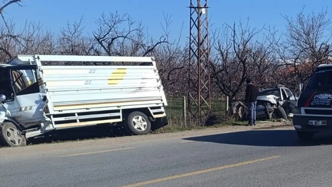 Malatya'da iki kamyonetin çarpıştığı kazada 3 kişi yaralandı