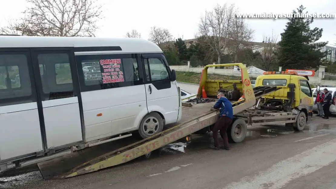 Malatya'da iki minibüs çarpıştı: 1 yaralı