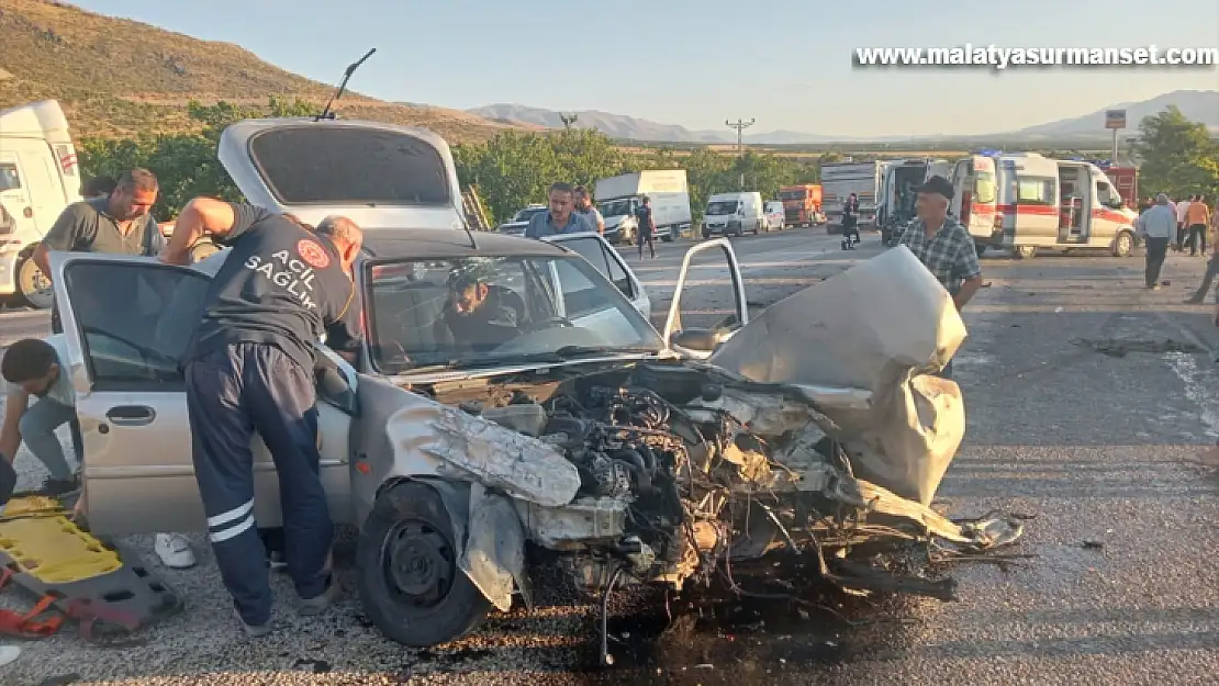 Malatya'da iki otomobil çarpıştı 1 kişi öldü, 5 kişi yaralandı