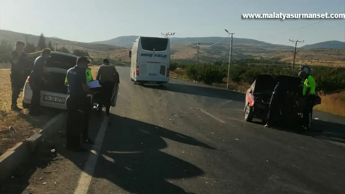 Malatya'da iki otomobilin çarpıştığı kazada 4 kişi yaralandı