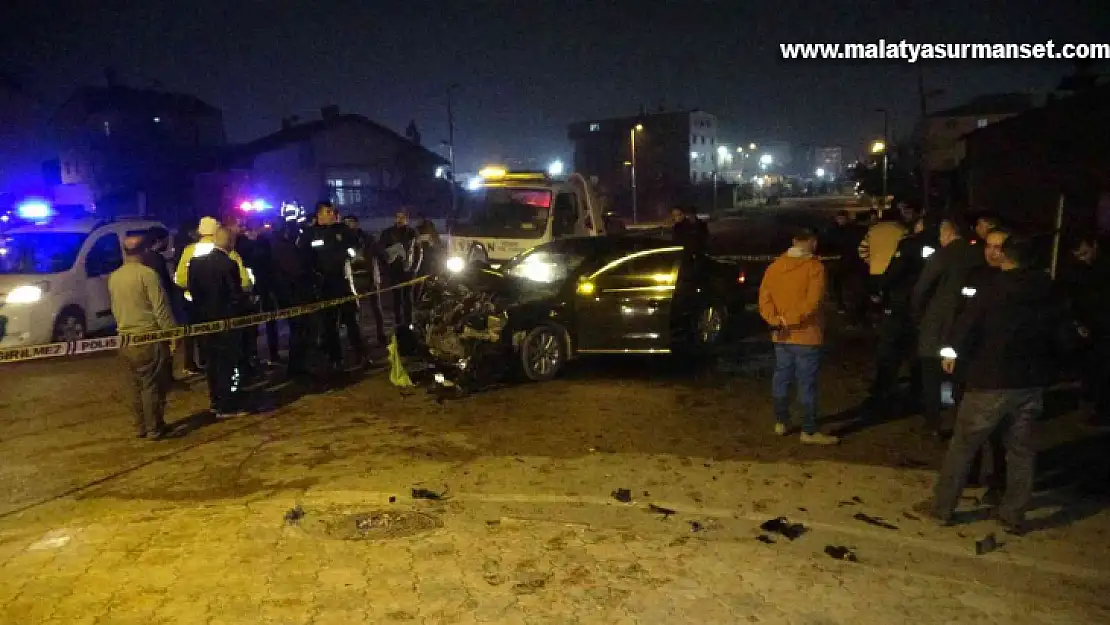 Malatya'da işçi servisi ile otomobil çarpıştı: 12 yaralı