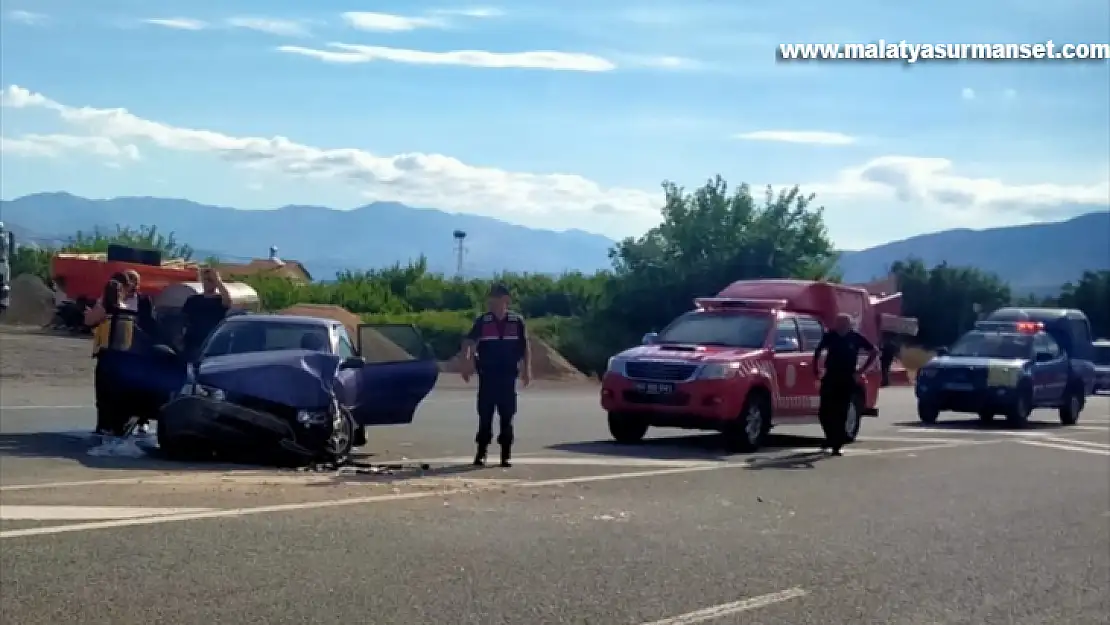 Malatya'da kamyonetle çarpışan otomobildeki 4 kişi yaralandı