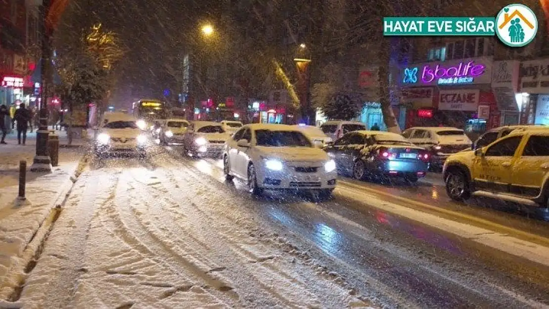 Malatya'da kar yağışı ve tipi sürücülere zor anlar yaşattı