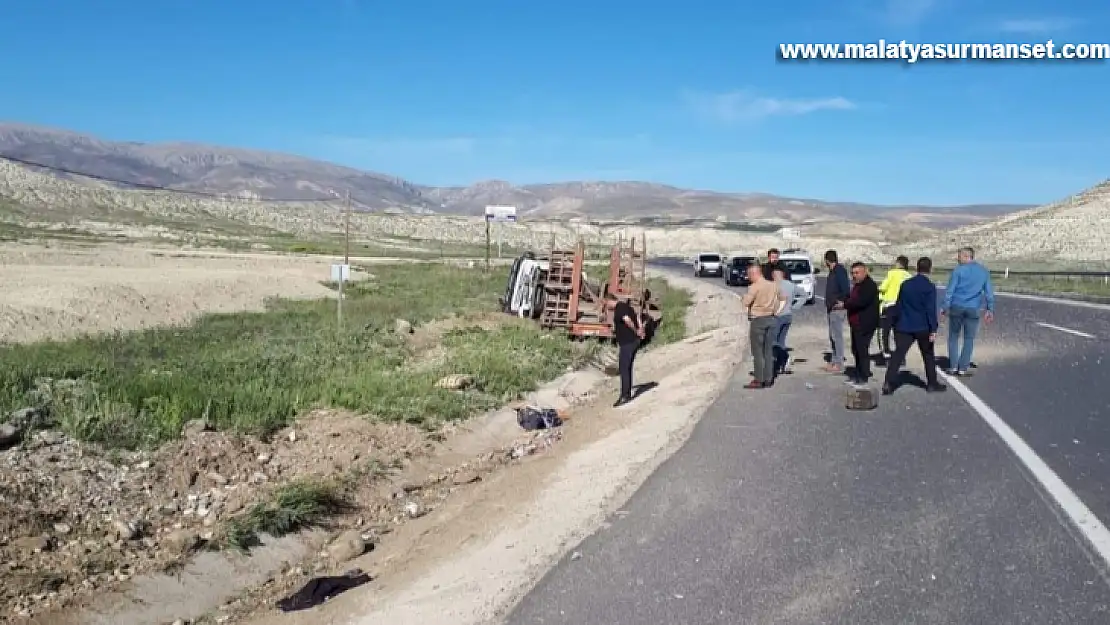 Malatya'da kepçe yüklü çekici devrildi: 1 yaralı