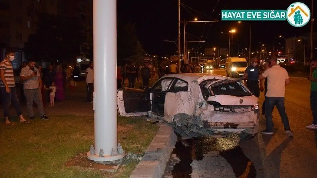 Malatya'da kırmızı ışıktan geçen otomobil kamyonete çarptı: 5 yaralı