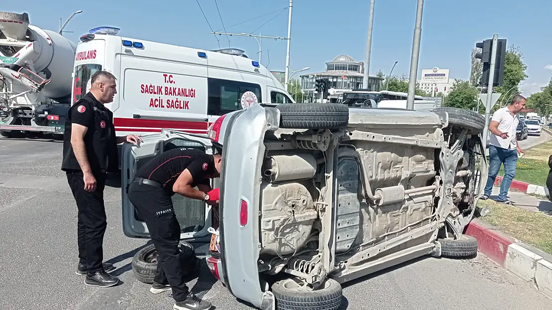 Malatya'da Kontrolden Çıkan Otomobil Yan Yattı!