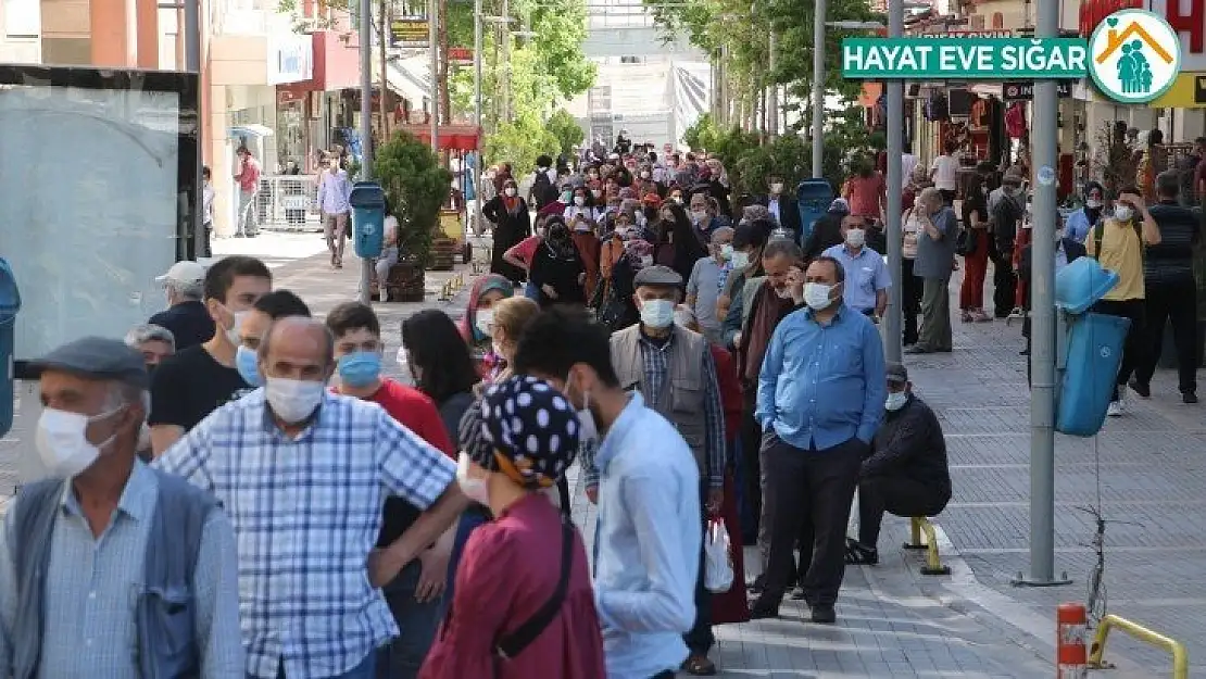 Malatya'da kontrollü normalleşmede metrelerce kuyruk oluştu