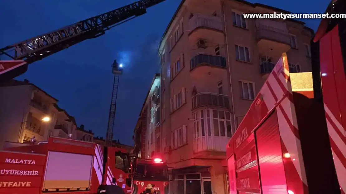 Malatya'da korkutan çatı yangını