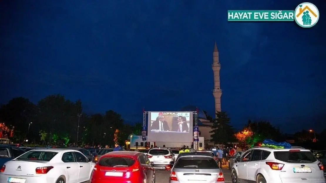 Malatya'da korona virüs günlerinde otomobilde sinema keyfi