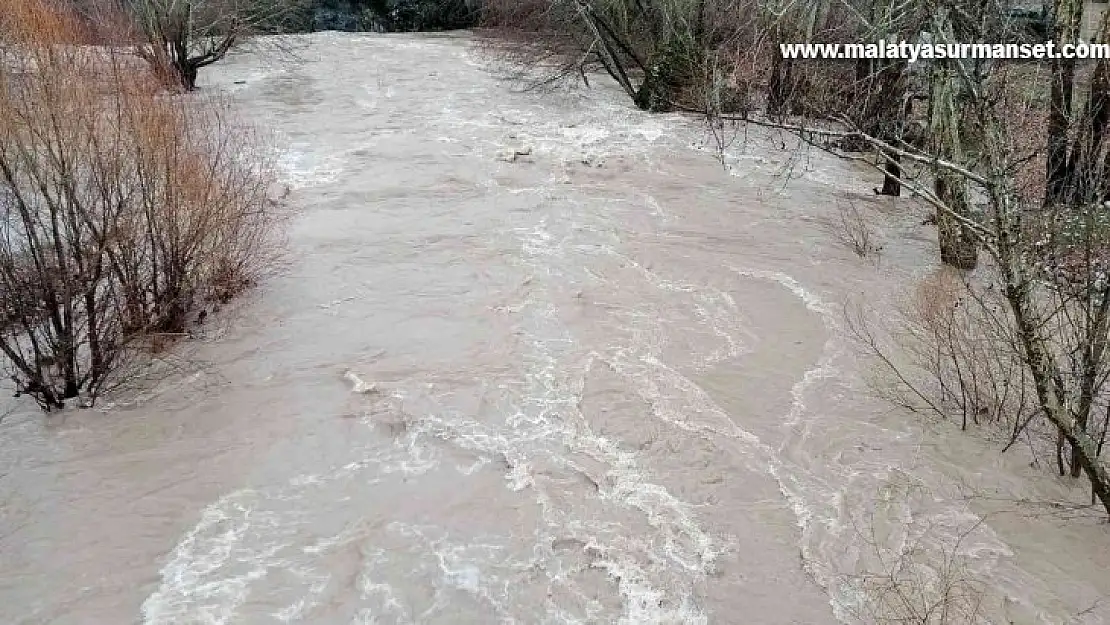 Malatya'da Kozluk Çayı taştı, yollar su altında kaldı