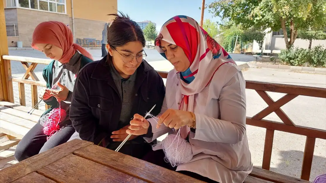 Malatya'da liseliler depremzede çocuklar için atkı, bere ve patik ördü