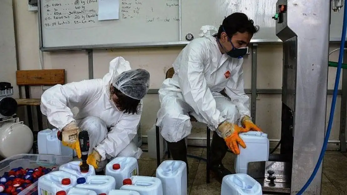Malatya'da meslek liseleri dezenfektan ve maske üretiyor