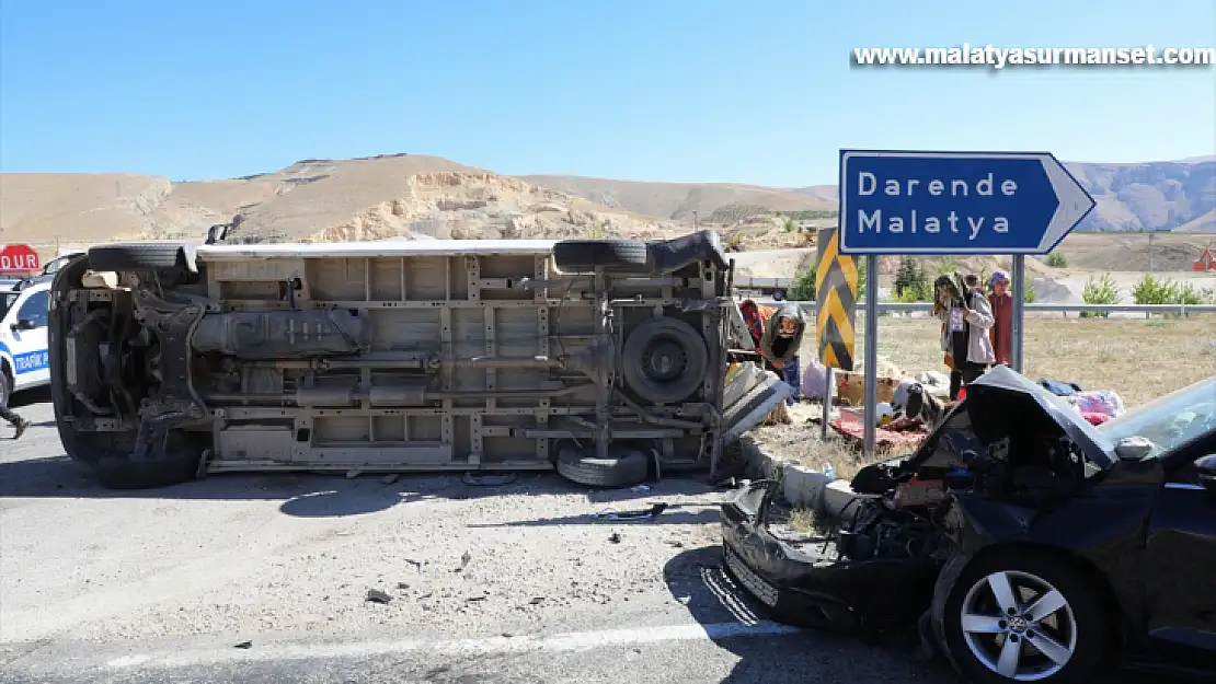 Malatya'da minibüs ile otomobil çarpıştı, 9 kişi yaralandı