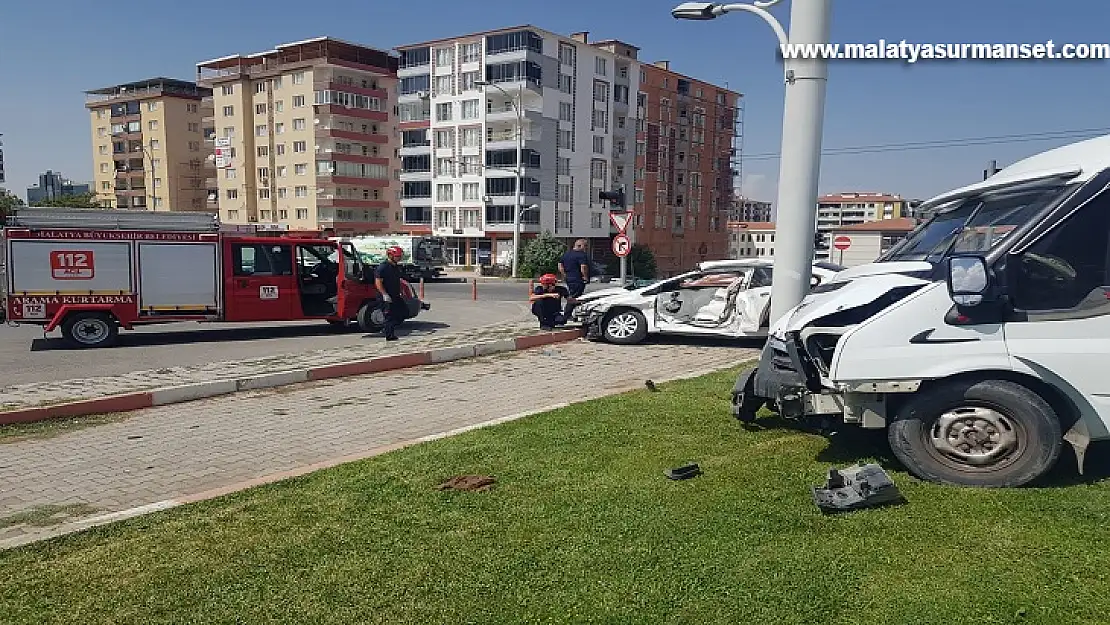 Malatya'da minibüs ile otomobilin çarpıştığı kazada 2 kişi yaralandı