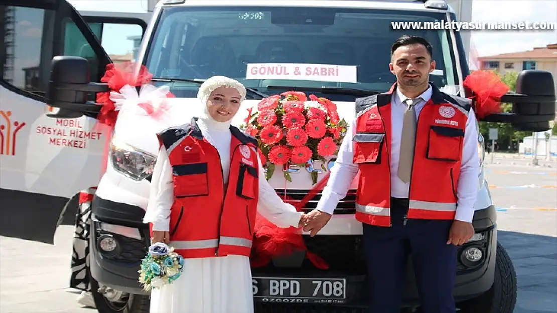 Malatya'da mobil sosyal hizmet aracı depremzedenin gelin arabası oldu