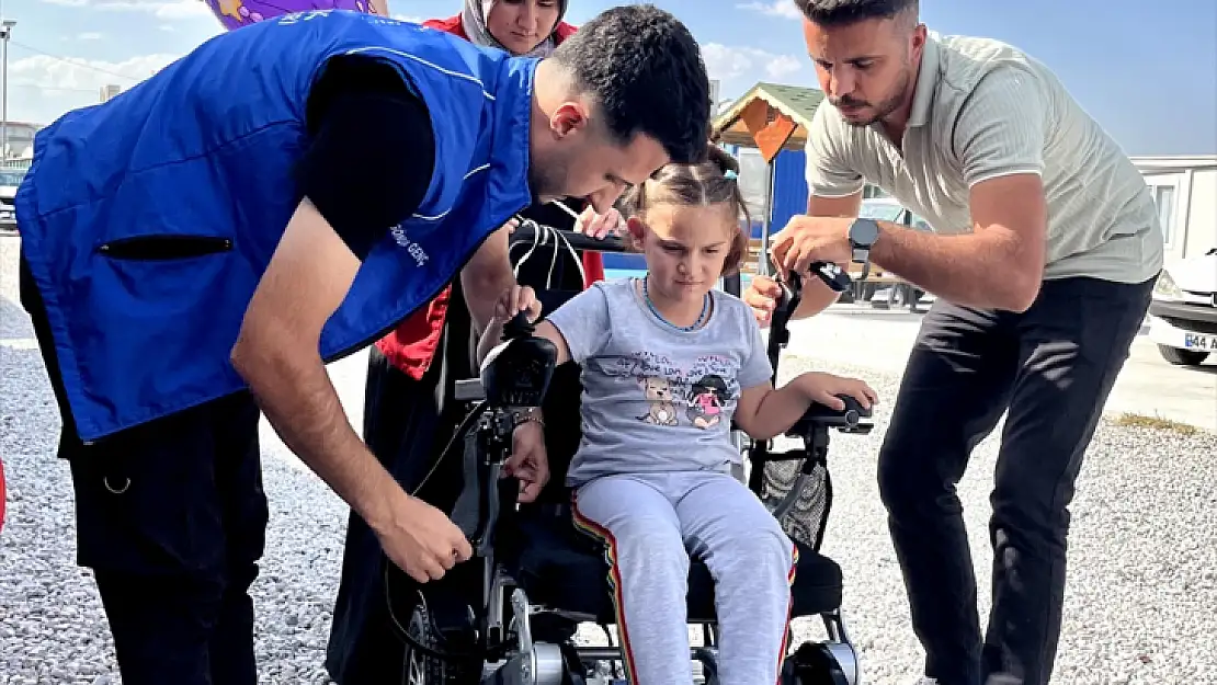 Malatya'da otizmli çocuğa akülü tekerlekli sandalye desteği