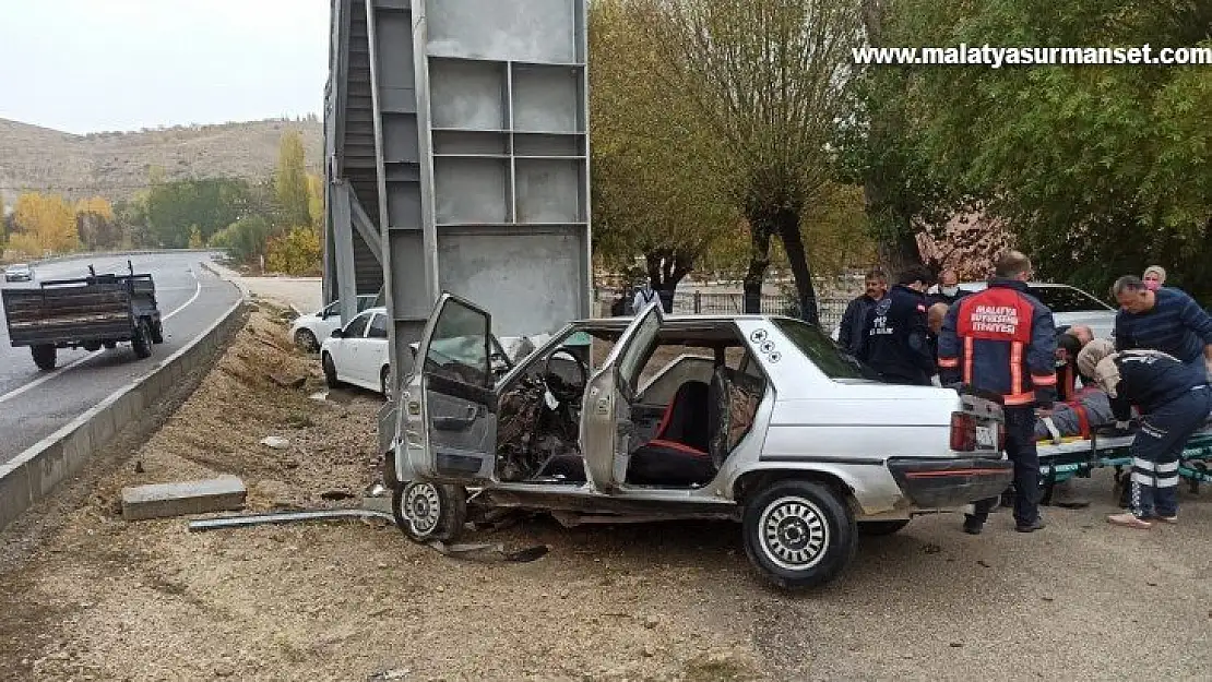 Malatya'da otomobil üst geçidin ayağına çarptı: 1 ölü, 1 yaralı