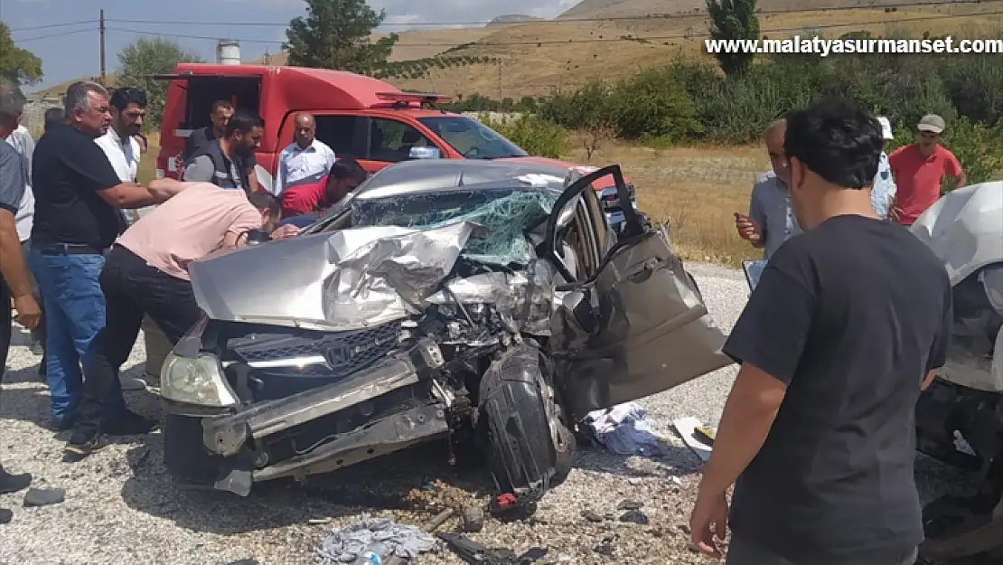 Malatya'da pikapla otomobil çarpıştı, 4 kişi yaralandı