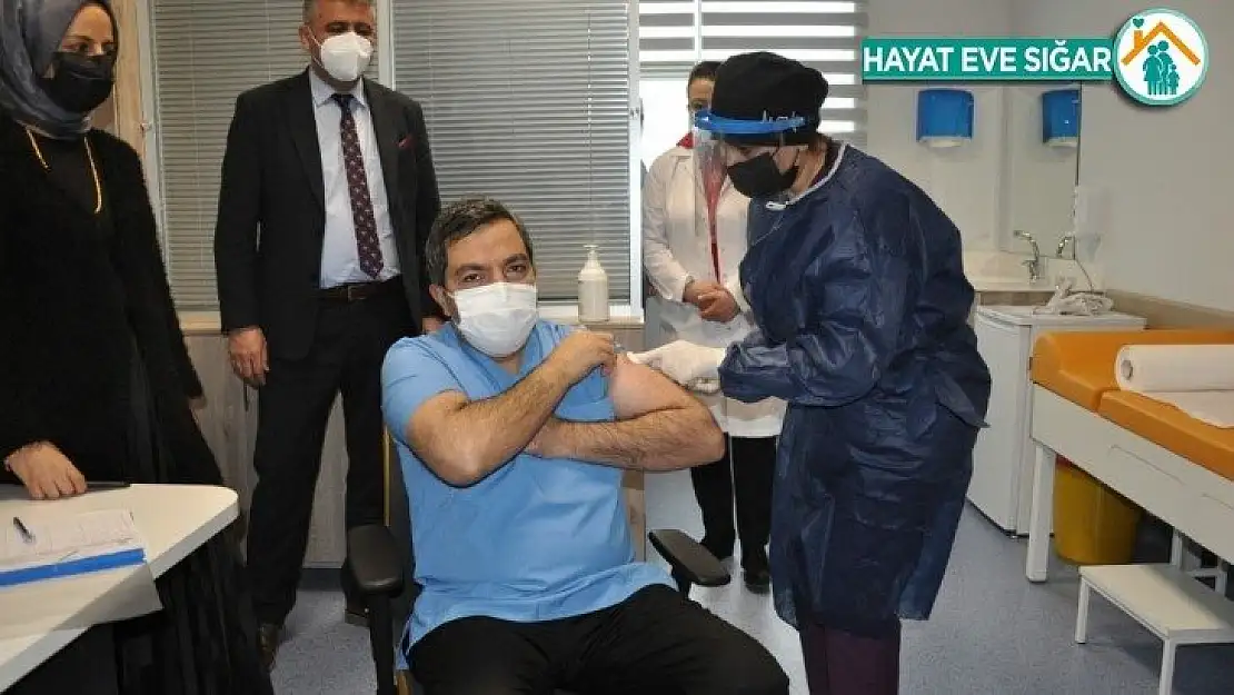 Malatya'da sağlık görevlilerine aşılar vurulmaya başladı
