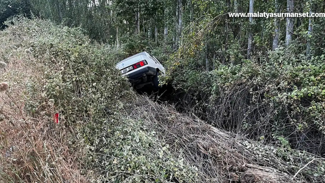 Malatya'da şarampole devrilen otomobildeki 2 kişi yaralandı