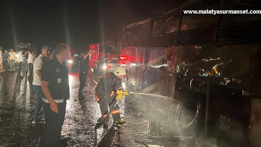 Malatya'da seyir halindeki yolcu otobüsünde çıkan yangın söndürüldü