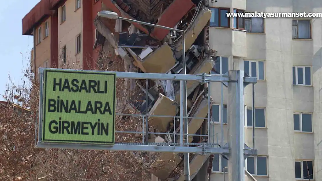 Malatya'da tabelalara 'Hasarlı binalara girmeyin' yazıları yazıldı