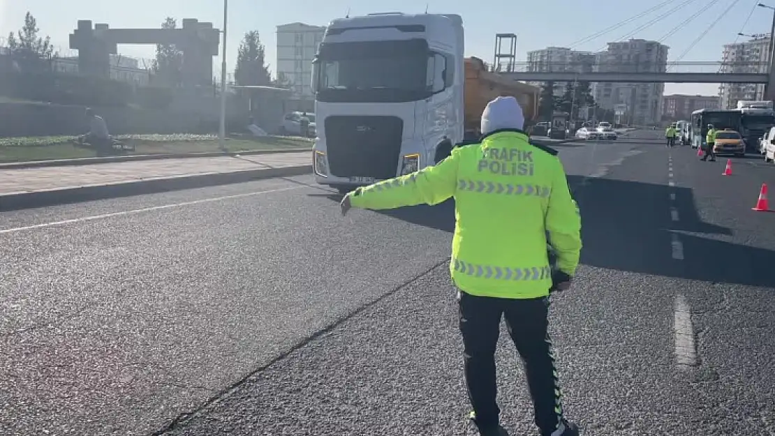 Malatya'da Ticari Araçlarda Zorunlu Kış Lastiği Denetimi Yapıldı