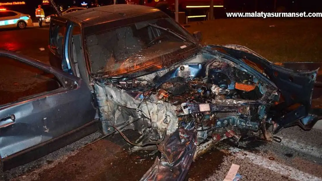 Malatya'da tır otomobili biçti: 1'i ağır 3 yaralı