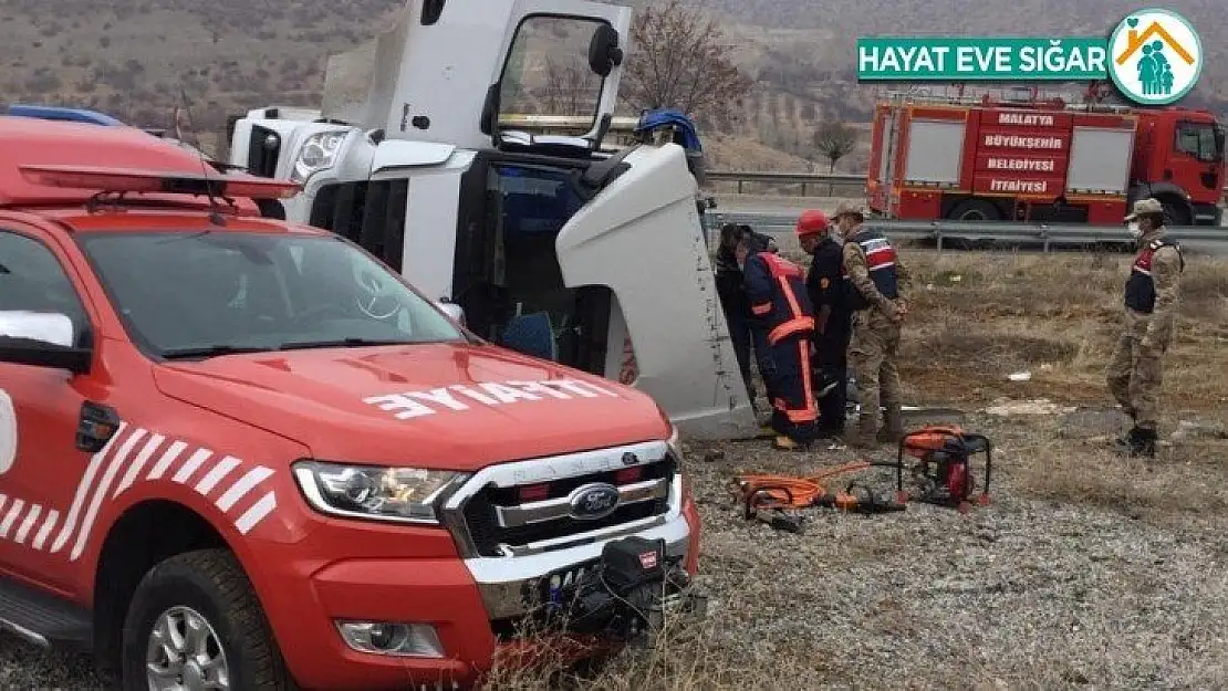 Malatya'da tır yan yattı: 1 ölü