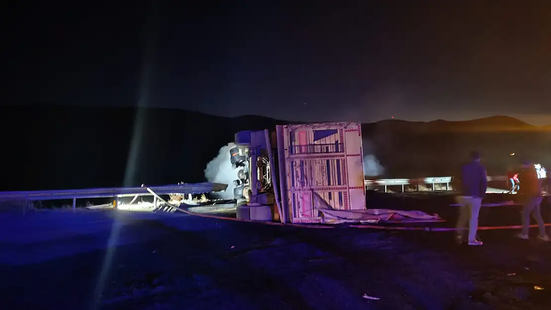 Malatya'da Trafik Kazası Kömür Yüklü Tır Alev Aldı 3 Kişi Yaralandı