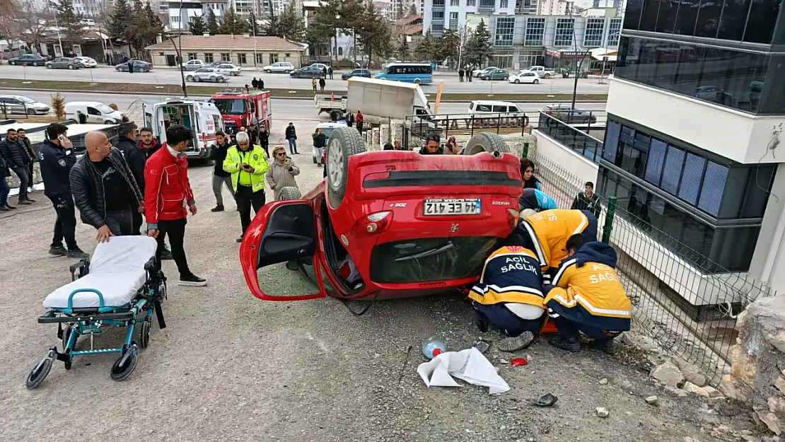 Malatya'da Trafik Kazası Kontrolden Çıkan Araç Ters Döndü!