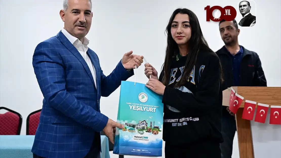 Malatya'da üniversite sınavına hazırlanan öğrencilere kitap seti verildi