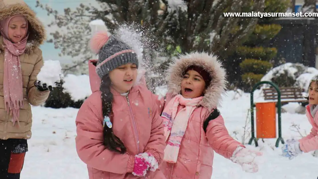 Malatya'da vatandaşın kar sevinci