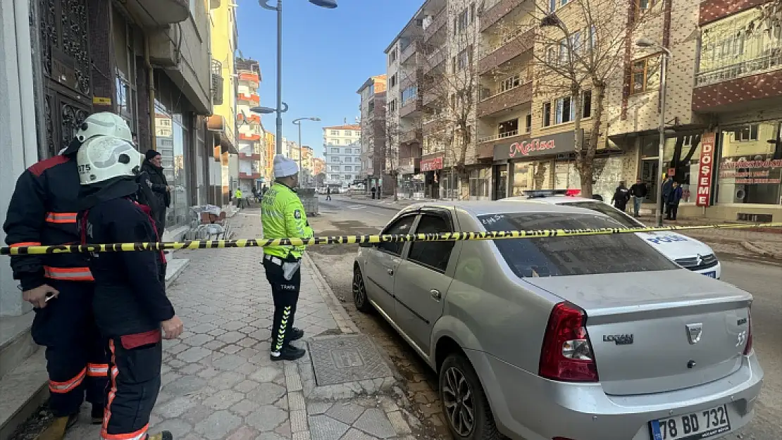 Malatya'da yıkılma tehlikesi bulunan bina nedeniyle cadde trafiğe kapatıldı