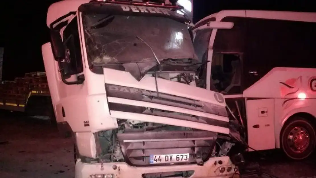 Malatya'da yolcu otobüsü ile kamyonet çarpıştı: 2 yaralı