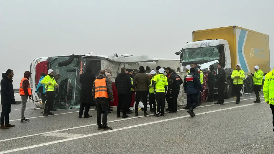 Malatya'da yolcu otobüsünün devrilmesi sonucu 4 kişi öldü, 36 kişi yaralandı