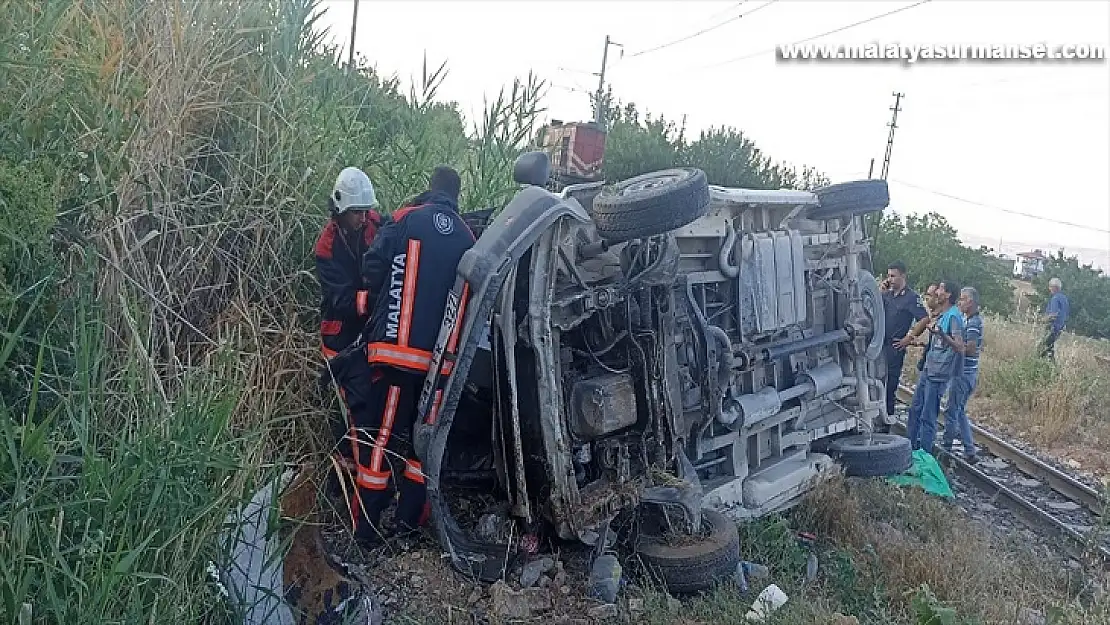 Malatya'da yük treniyle çarpışan minibüsteki 2 kişi yaralandı