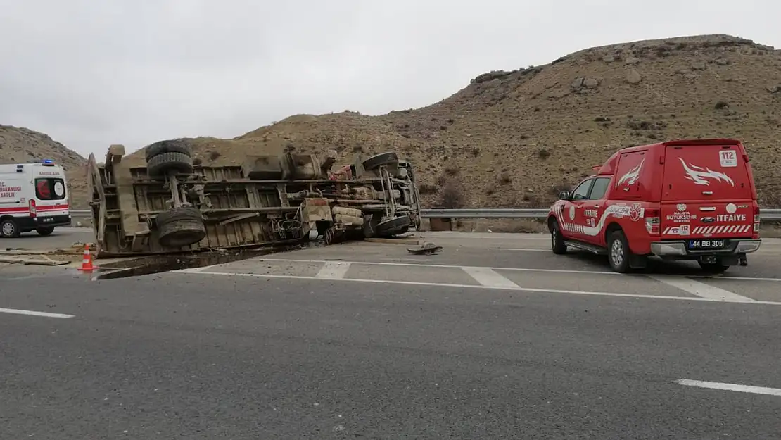 Malatya-Kayseri Yolunda Kaza Yan Yatan Vinçte Sürücü Yaralandı