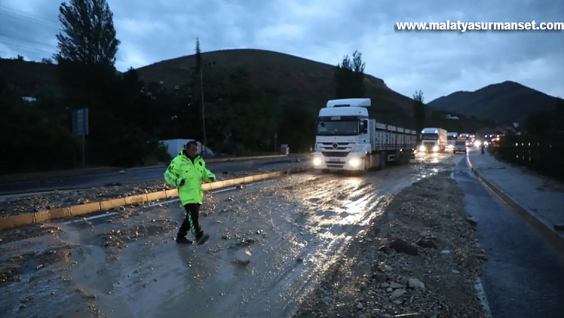 Malatya- Kayseri yolunda ulaşım sağanak nedeniyle kontrollü sağlanıyor