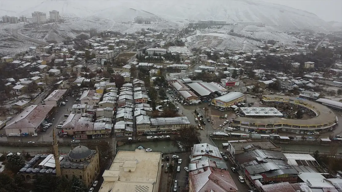 Malatya'nın Darende ilçesinde kar yağışı etkili oluyor