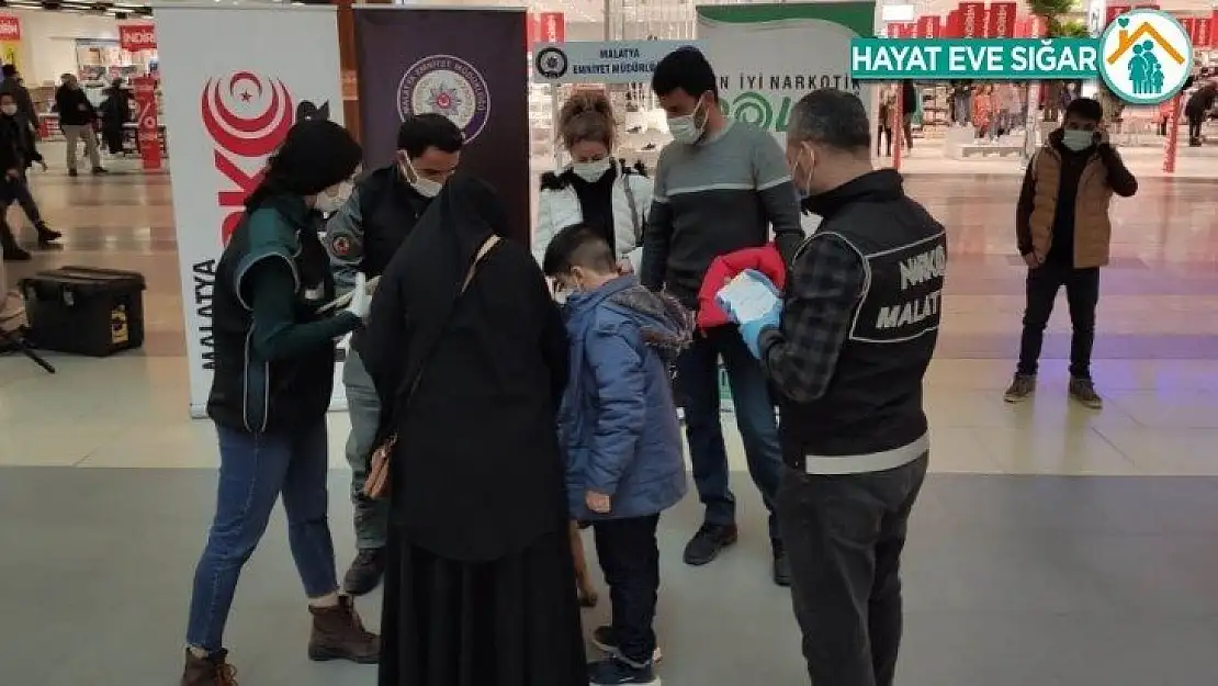 Malatya polisi Uyuşturucuyla mücadele için broşür dağıttı