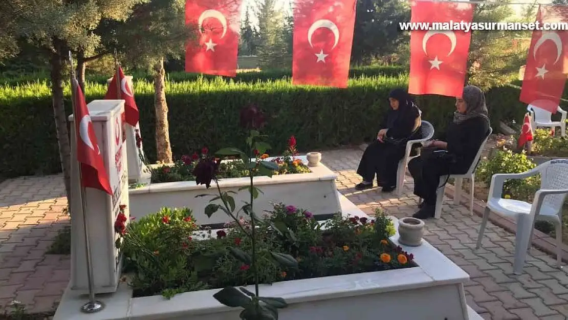 Malatya şehitliğinde hüzünlü bayramlaşma