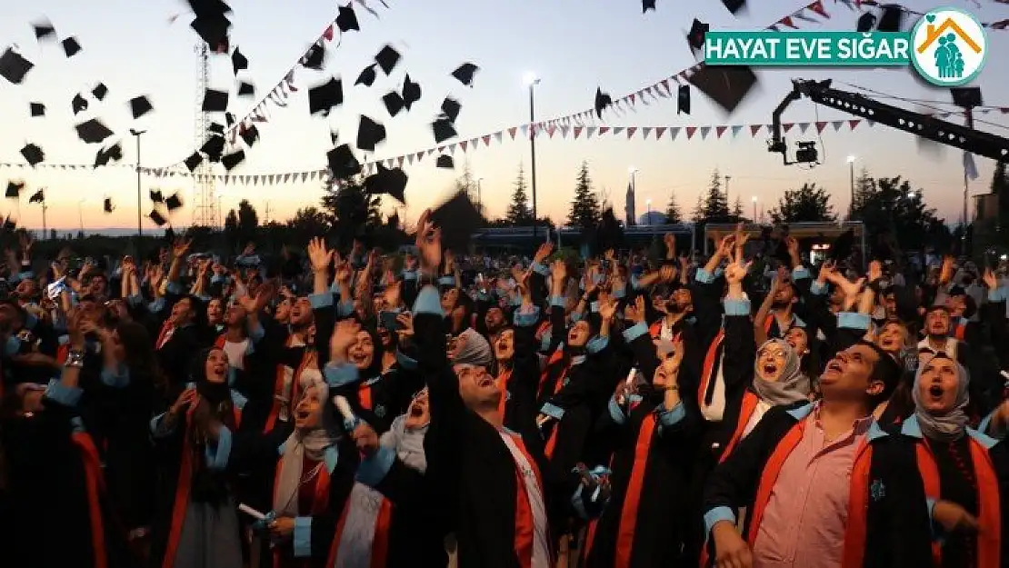 Malatya Turgut Özal Üniversitesi'nde mezuniyet coşkusu