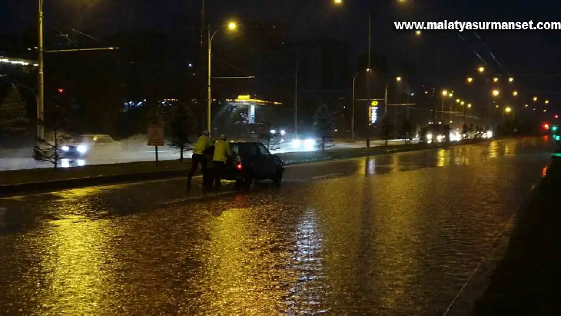 Malatya'yı sağanak vurdu, araçlar yolda kaldı