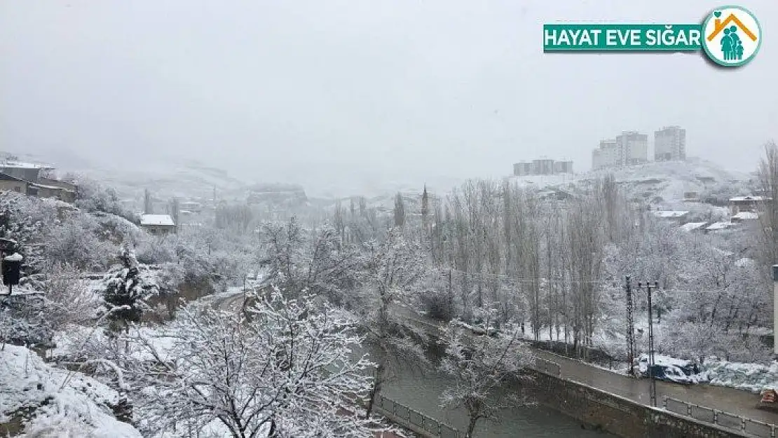 Malatyalılar güne kar yağışı ile başladı