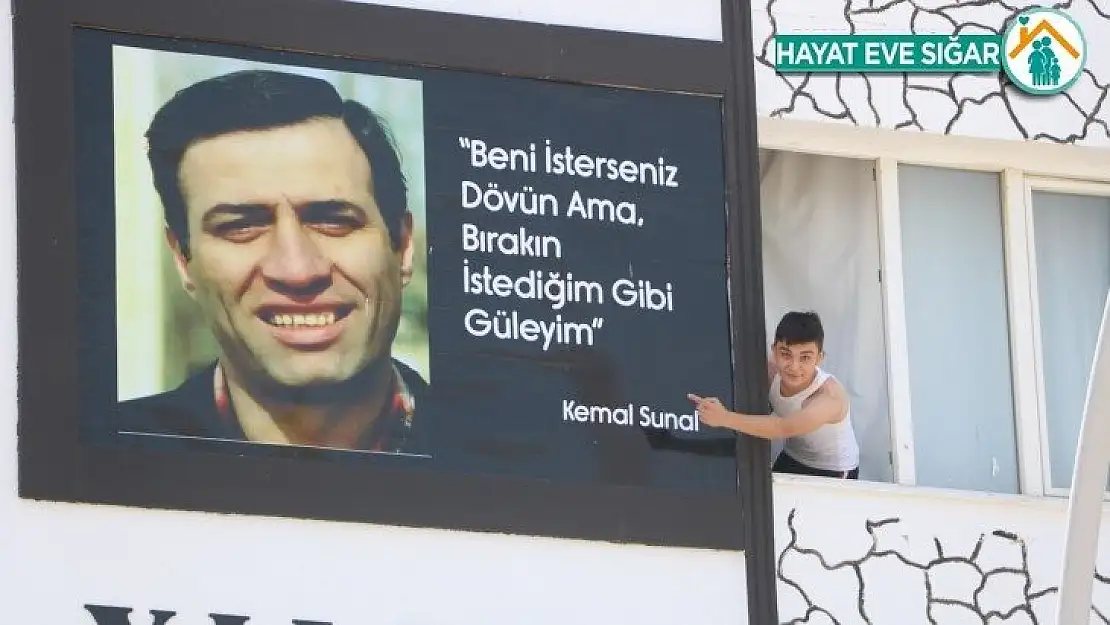 Malatyalılar, Kemal Sunal'ı apartman duvarındaki bu afişle unutmuyor